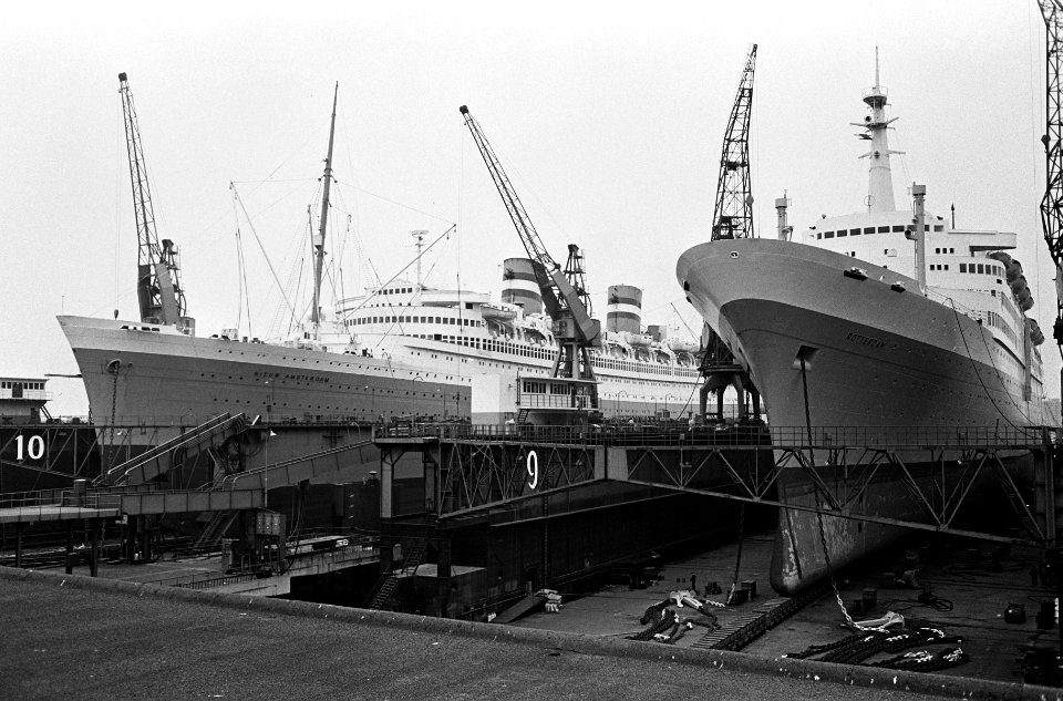 De twee passagierschepen van HAL, de Rotterdam (rechts) Nieuw Amsterdam in d, Bestanddeelnr 915-7624