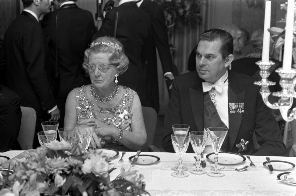 De tweede dag koningin Juliana zit aan tafel, naast haar Biesheuvel, Bestanddeelnr 925-9791