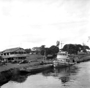 De veerboot Paramaribo in Moengo met op de achtergrond het kantoor van de distri, Bestanddeelnr 252-6593