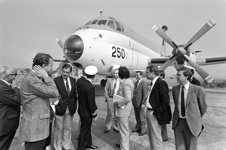 De Tweede Kamercommissie bij het Brequet Atlantic-verkenningsvliegtuig op het Ma, Bestanddeelnr 931-6721