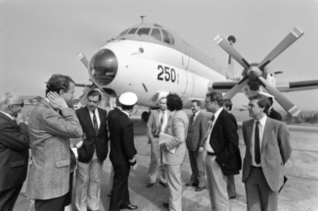 De Tweede Kamercommissie bij het Brequet Atlantic-verkenningsvliegtuig op het Ma, Bestanddeelnr 931-6721