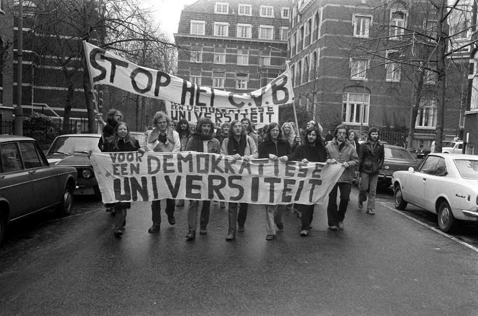 De studenten demonstreren met spandoeken, Bestanddeelnr 926-8699