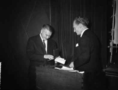 De uitreiking van de Von Baumhauermedaille aan de heer Lederer, Bestanddeelnr 906-8867