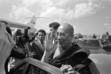 De Tibetaanse Dalai Lama komt aan op Schiphol voor een bezoek aan ons land, Bestanddeelnr 933-6561