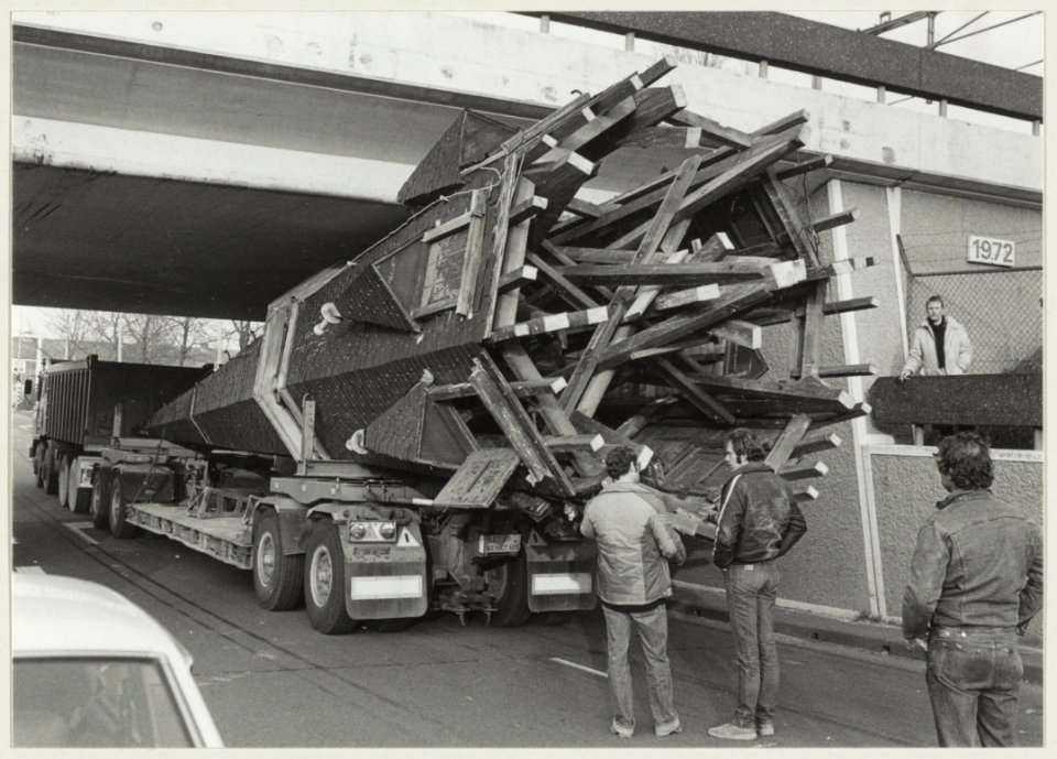De torenspits van de H. Dominicus kerk passeert tijdens het vervoer het viaduct van de Gedempte Oostersingelgracht, ziende naar het noorden. NL-HlmNHA 54013865