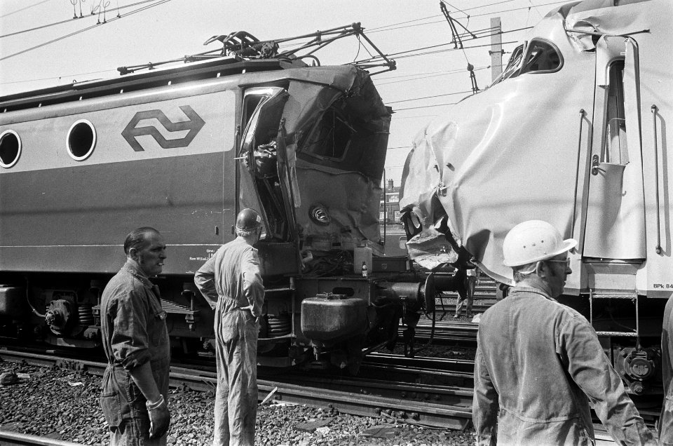 De twee tegen elkaar gebotste en beschadigde treinen, Bestanddeelnr 928-0898