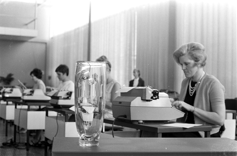 De winnares, mevrouw J.C. Mackwith, geeft een demonstratie van haar vaardigheid, Bestanddeelnr 921-7238