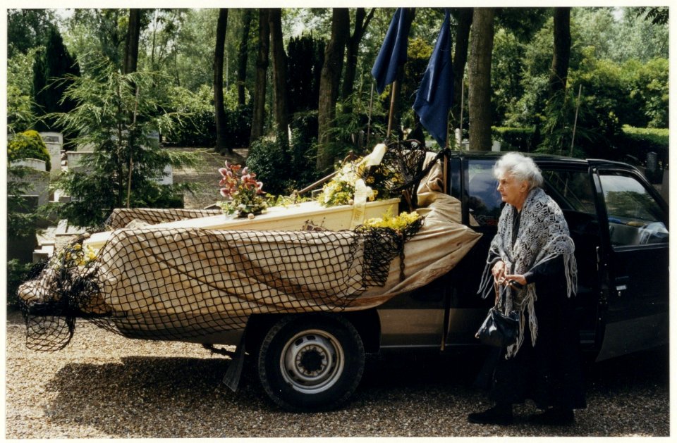 De uitvaart van Frans Verpoorten sr. schipper en kunstenaar volgens diens wens per pick-up truck,op de Algemene Begraafplaats in Zwanenburg. Op de foto zijn weduwe Emmy. NL-HlmNHA 54029602