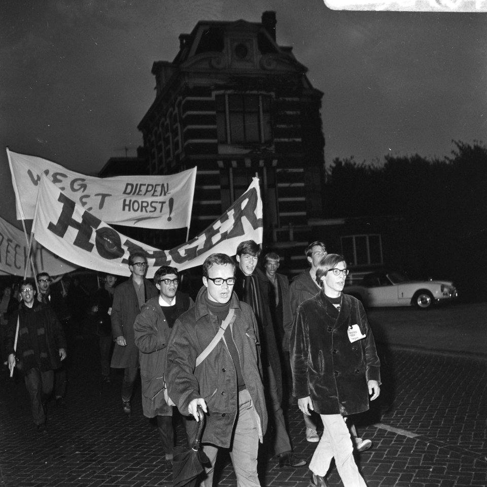 De studenten ariveren in Leiderdorp, Bestanddeelnr 919-6104