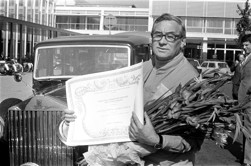 De winnaar van de Prix Italia . Bob Uschi van de NOS arriveert bij de RAI Amster, Bestanddeelnr 922-8205