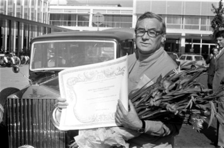 De winnaar van de Prix Italia . Bob Uschi van de NOS arriveert bij de RAI Amster, Bestanddeelnr 922-8205