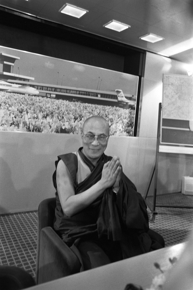De Tibetaanse Dalai Lama voor de persconferentie op Schiphol, Bestanddeelnr 933-6564