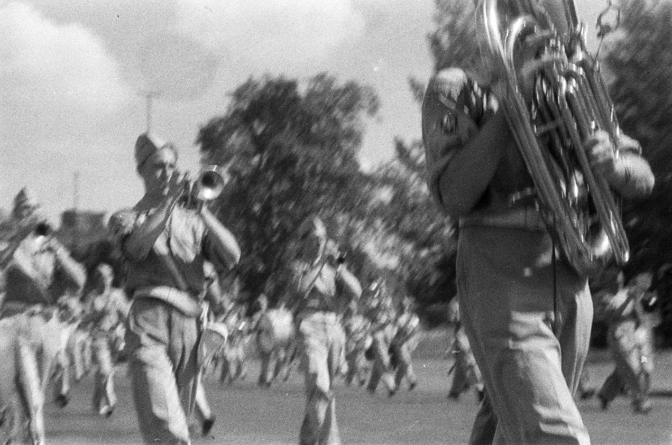 De Prins Bernhard Kapel paradeert door de stad, Bestanddeelnr 135-6-5
