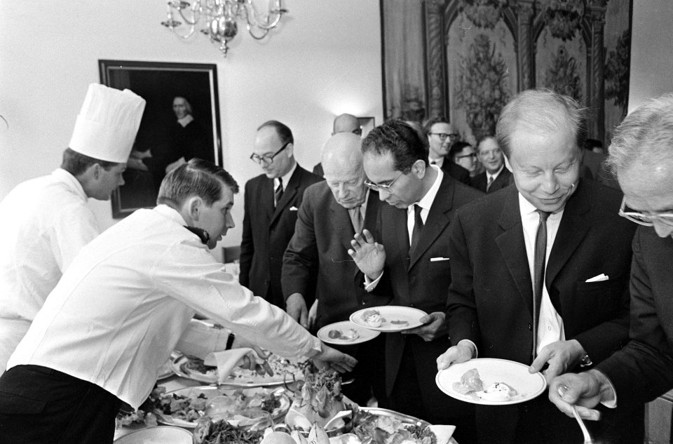 De tien Ministers van Financien , koud buffet in Eerste Kamer , de heer Jonkman , Bestanddeelnr 919-3950