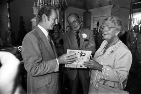 De president van de 101st Airborne Division Association, Weldon Combs, overhand…, Bestanddeelnr 930-4514