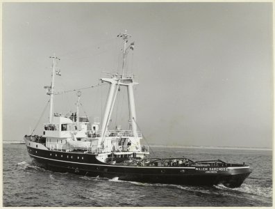 De zeesleper Willem Barendsz op volle zee. NL-HlmNHA 54004385