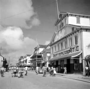De Waterkant in Paramaribo met de winkel van Bettencourt en Co., Bestanddeelnr 252-6182
