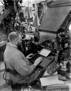 De zetterij van dagblad De Telegraaf waar een machinezetter bezig is kopij te , Bestanddeelnr 252-0365