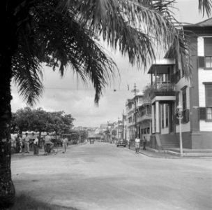 De Waterkant in Paramaribo. Rechts het Corner Houseop nr. 2, Bestanddeelnr 252-6166