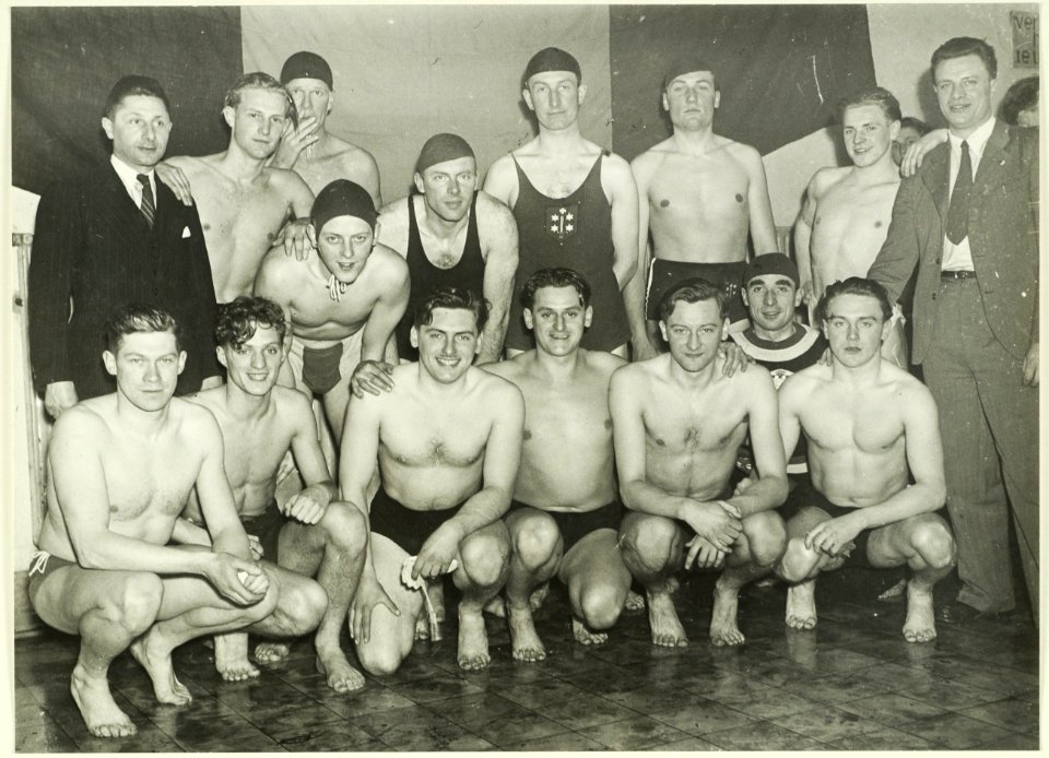 De waterpolo zeventallen van Haarlem (achterste rij) en Gent tijdens de internationale zwemwedstrijden in het Sportfondsenbad. NL-HlmNHA 5400466903
