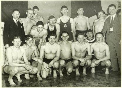 De waterpolo zeventallen van Haarlem (achterste rij) en Gent tijdens de internationale zwemwedstrijden in het Sportfondsenbad. NL-HlmNHA 5400466903