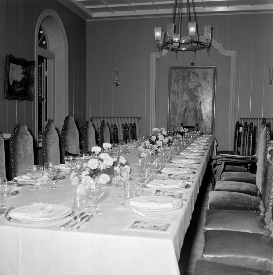 De tafel voor het galadiner in het Gouvernementspaleis in Willemstad. Aan de wan, Bestanddeelnr 252-3617