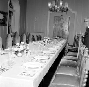De tafel voor het galadiner in het Gouvernementspaleis in Willemstad. Aan de wan, Bestanddeelnr 252-3615