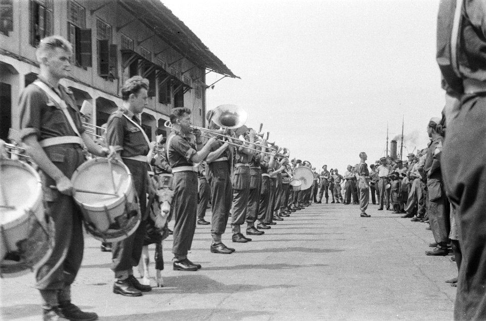 De Prins Bernhard Kapel speelt op de kade, Bestanddeelnr 92-5-1