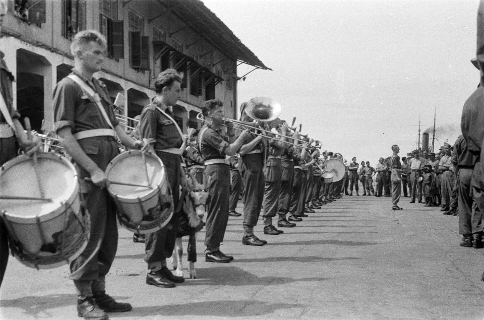 De Prins Bernhard Kapel speelt op de kade, Bestanddeelnr 92-1-6