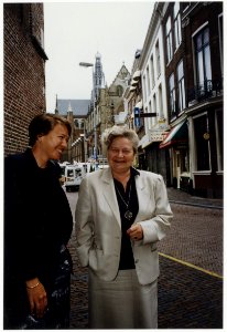 De toen nieuwe minister van justitie, W. Sorgdrager, maakte op 19 augustus 1994 in Haarlem kennis met (nog even) burgemeester E. Schmitz, die staatssecretaris van justitie werdt. NL-HlmNHA 54035248