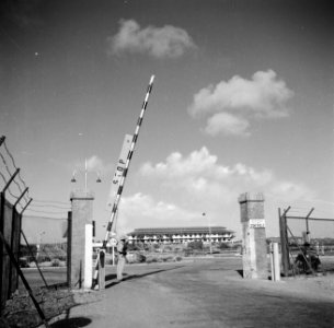 De toegang naar het hoofdkantoor van de CPIM-olieraffinaderij op de Isla op Cura, Bestanddeelnr 252-7720