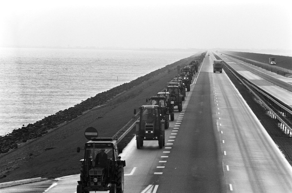 De tractoren rijden op de Afsluitdijk, Bestanddeelnr 934-4112