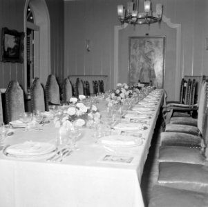 De tafel voor het galadiner in het Gouvernementspaleis in Willemstad. Aan de wan, Bestanddeelnr 252-3616
