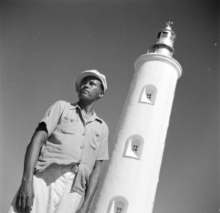 De vuurtorenwachter Mario Winklaar bij de vuurtoren op de noordpunt van Bonaire, Bestanddeelnr 252-8390