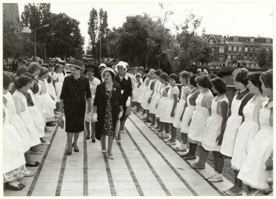 De vrouw van de president van Argentinië bezoekt de R.K. Huishoudschool. NL-HlmNHA 54008651