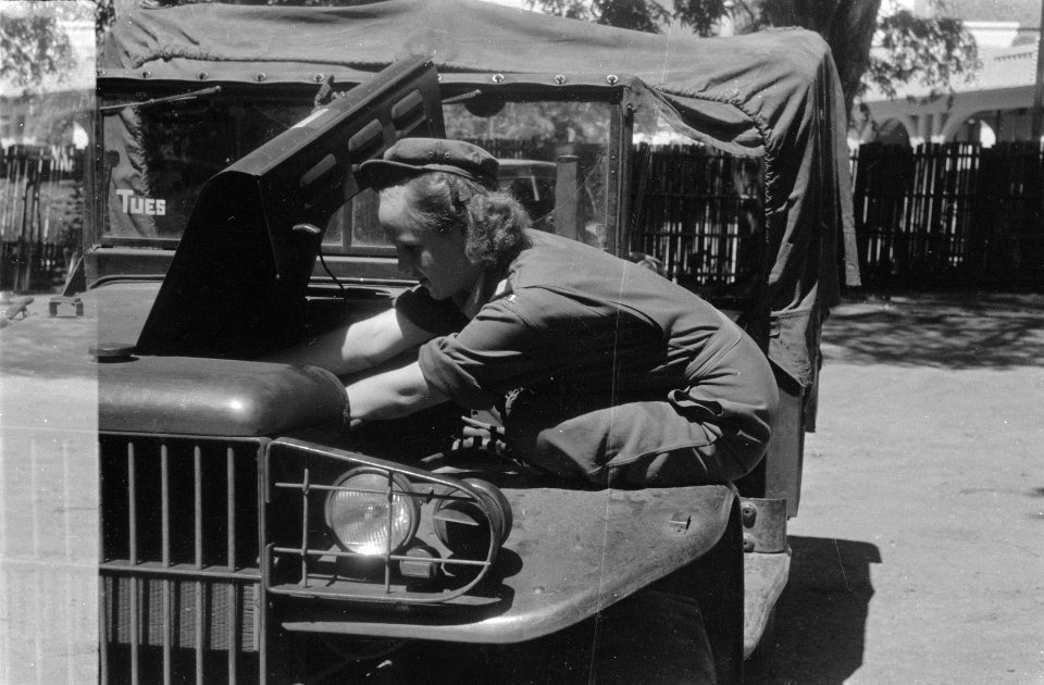 De vrouwelijke chauffeur Willinck van het Vrouwenhulpkorps, Bestanddeelnr 119-6-6