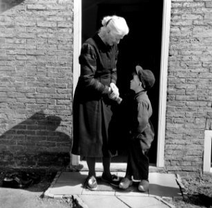De vrouw van Ruurd Feitsma, wachter bij het stoomgemaal onder Dronrijp, die Gera, Bestanddeelnr 254-3317