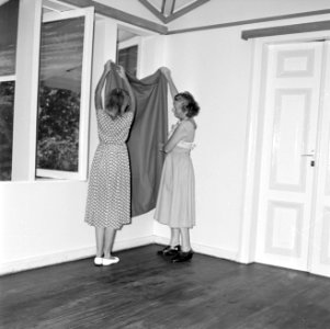 De vrouw van de gouverneur, mevrouw Klaasesz, bezig met het inrichten van een ka, Bestanddeelnr 252-2489