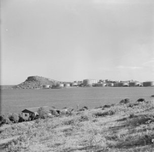 De Tafelberg te Curaçao. Rechts van de berg tanks voor olie-opslag, Bestanddeelnr 252-2321