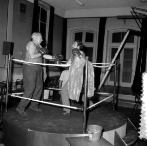 De toneelspelers Hans Tiemeyer en Hans Croiset in de boksring, traning voor het , Bestanddeelnr 916-7585