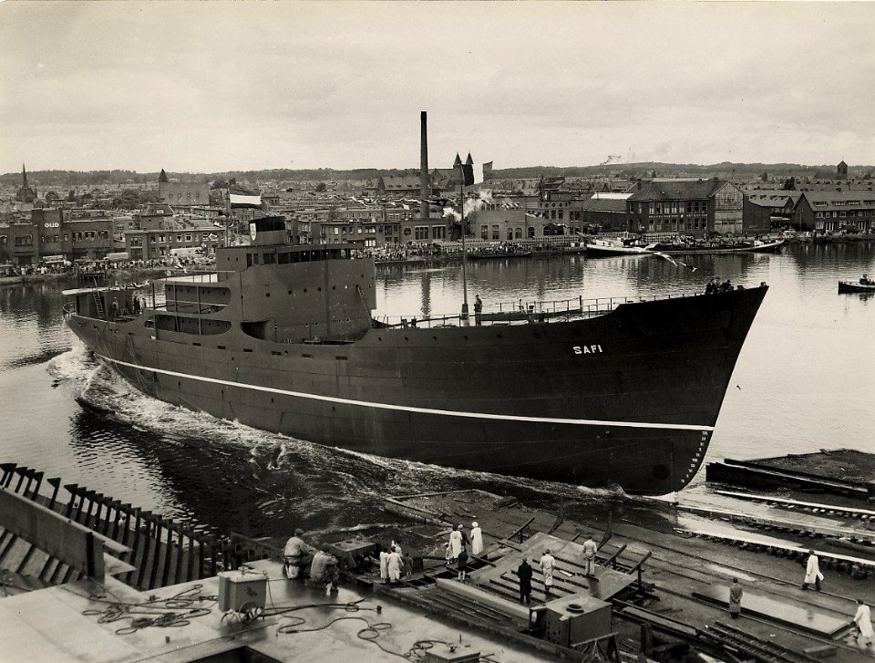 De tewaterlating van de 'Safi', op 12 juni de eerste van drie aan Frankrijk te leveren Vee- en Vruchtenschepen. Aangekocht in 1977 van fotograaf C. de Boer. Identificatienummer 54-005533, NL-HlmNHA 1478 25900 K 38