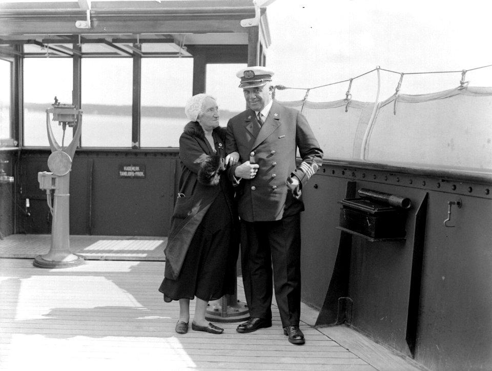 De toneelspeelster Esther de Boer-van Rijk en kapitein Julsing op de brug, Bestanddeelnr 189-0545