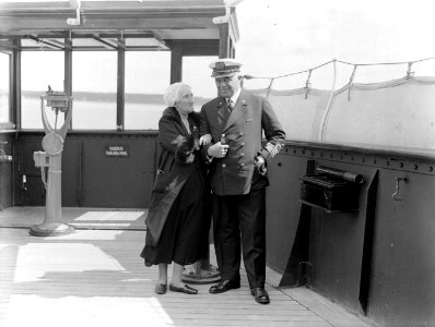 De toneelspeelster Esther de Boer-van Rijk en kapitein Julsing op de brug, Bestanddeelnr 189-0545