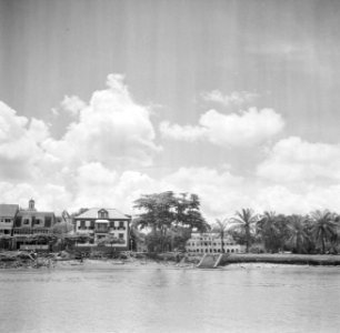 De Waterkant en Fort Zeelandia in Paramaribo gezien vanaf de overkant van de Sur, Bestanddeelnr 252-6174