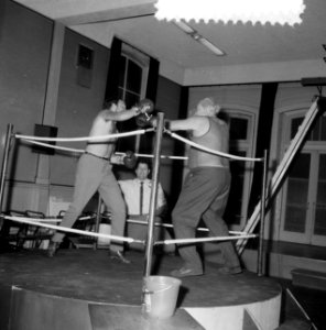 De toneelspelers Hans Tiemeyer en Hans Croiset in de boksring, traning voor het , Bestanddeelnr 916-7586