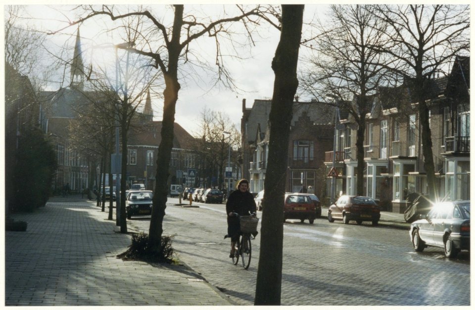 De Velserstraat blijft een klinkerstraat met lindebomen, NL-HlmNHA 54036964