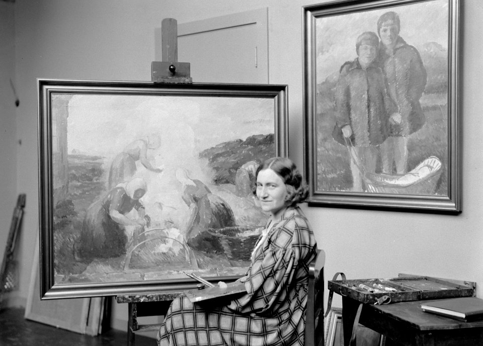 De schilderes Kristín Jónsdóttir in haar atelier, werkend aan het schilderij Het, Bestanddeelnr 190-0474