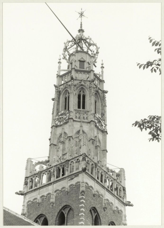 De toren van de Bakenesserkerk, na de verwijdering van de pinakels. NL-HlmNHA 54011458