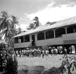 De schoolkinderen van de Hernhuttersschool in Salem in het district Coronie voor, Bestanddeelnr 252-5713