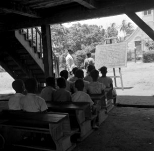 De schoolkinderen van de Hernhuttersschool in Salem in het district Coronie krij, Bestanddeelnr 252-5717